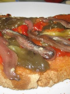 Una foto de Tostadas de anchoas y escalibada