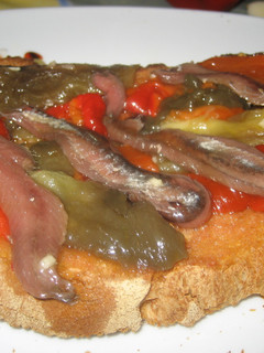 Una foto de Tostadas de anchoas y escalibada