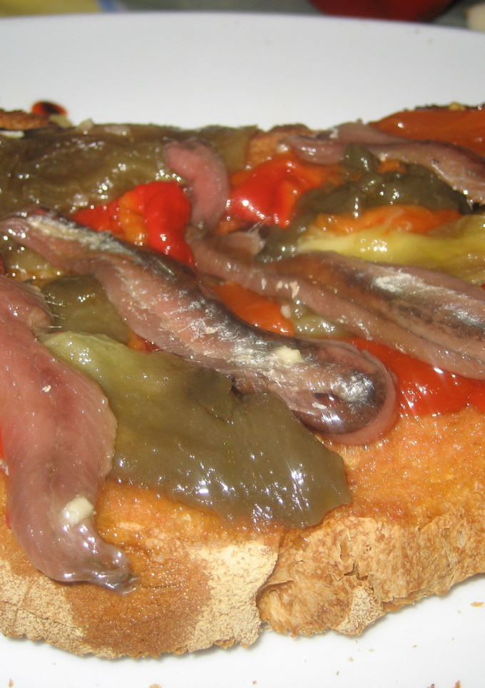 Una foto de Tostadas de anchoas y escalibada