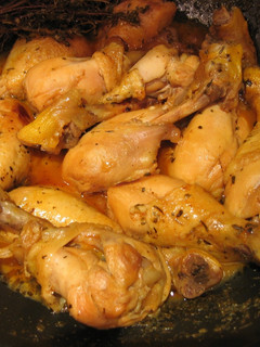 Una foto de Muslitos de pollo con zumo de naranja