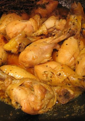 Una foto de Muslitos de pollo con zumo de naranja