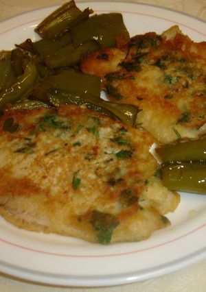 Una foto de Pescadilla con tempura, perejil y pimientos verdes