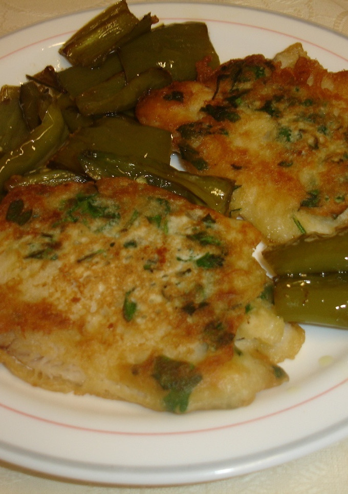 Una foto de Pescadilla con tempura, perejil y pimientos verdes