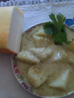 Una foto de Papas en salsa verde y crema