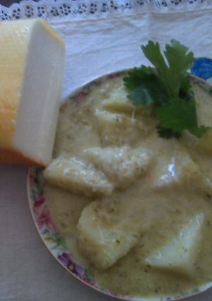 Una foto de Papas en salsa verde y crema