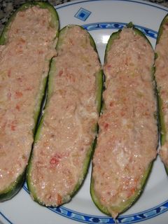 Una foto de Pepinos rellenos de atún con requesón