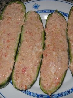 Una foto de Pepinos rellenos de atún con requesón