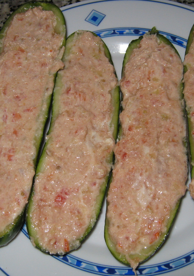 Una foto de Pepinos rellenos de atún con requesón