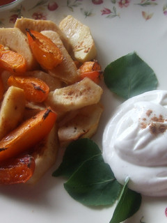 Una foto de Gratinado de manzanas y albaricoques con salsa de quark a la canela