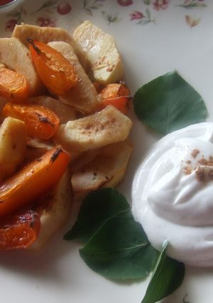 Una foto de Gratinado de manzanas y albaricoques con salsa de quark a la canela