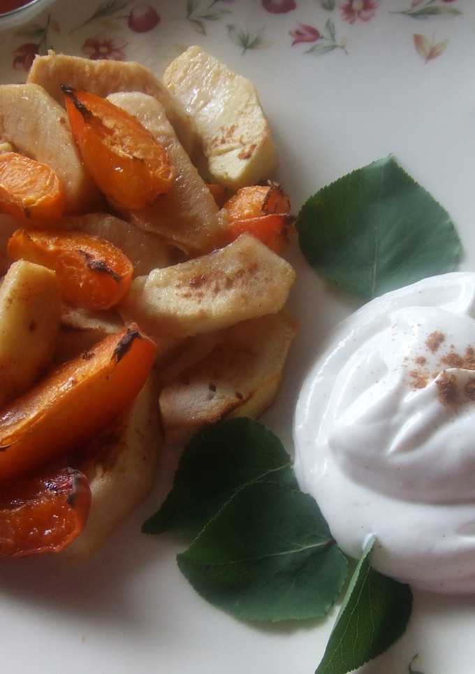 Una foto de Gratinado de manzanas y albaricoques con salsa de quark a la canela
