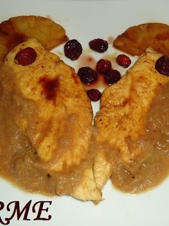 Una foto de Pechugas de pollo en salsa de piña y salsa cabernet chocolate