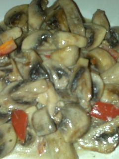 Una foto de Champiñones al ajo con crema