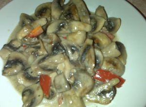 Una foto de Champiñones al ajo con crema