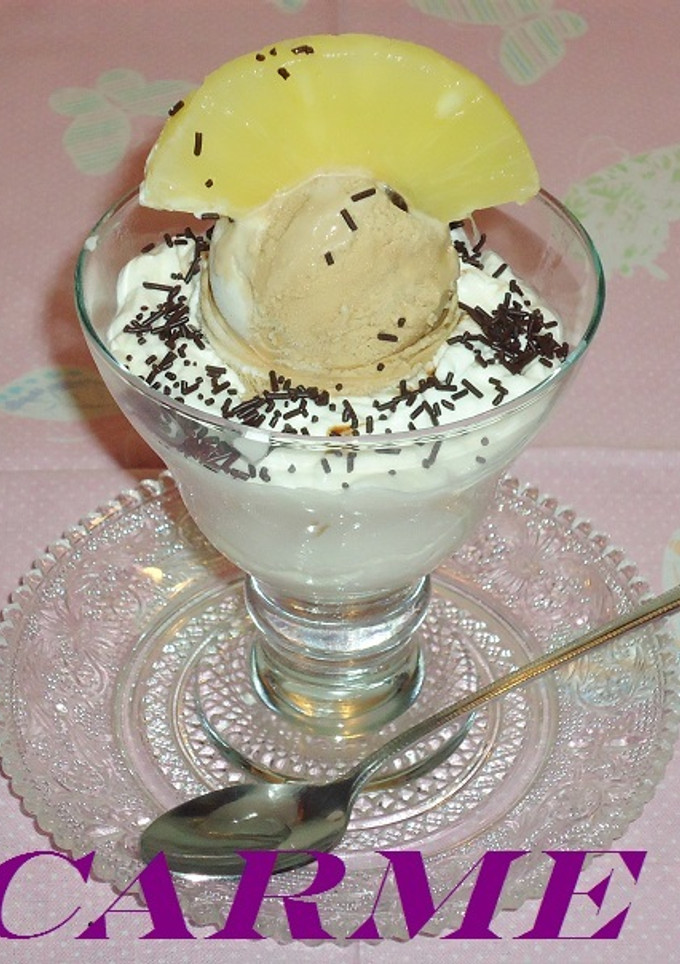 Una foto de Crema mascarpone con piña y helado