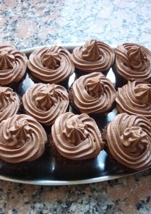 Una foto de Cupcakes o muffins de chocolate con chips de chocolate