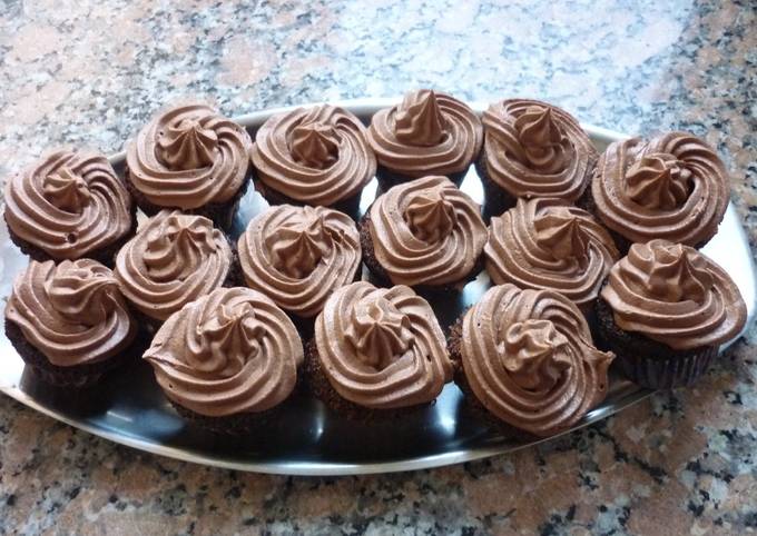 Foto principal de Cupcakes o muffins de chocolate con chips de chocolate
