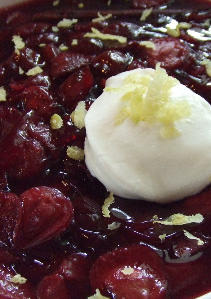Una foto de Sopita dulce de cerezas