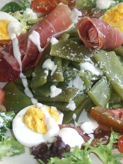Una foto de Ensalada de judías verdes con huevos y jamón ibérico