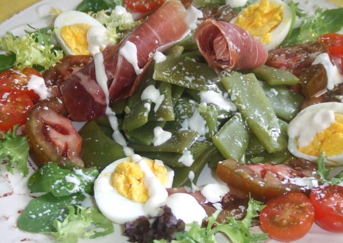 Foto principal de Ensalada de judías verdes con huevos y jamón ibérico
