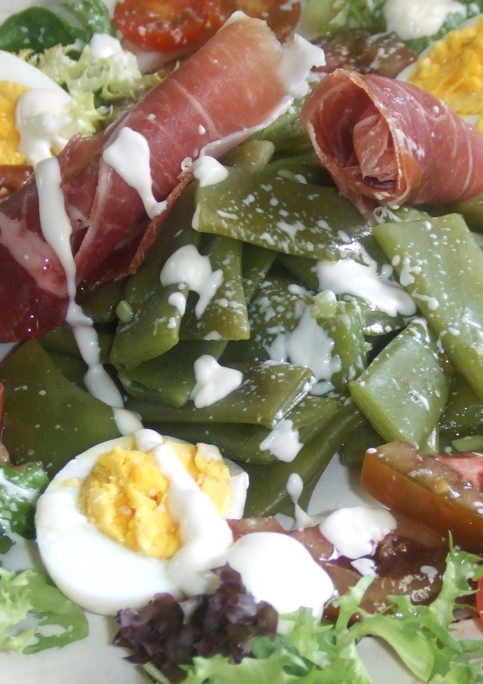 Una foto de Ensalada de judías verdes con huevos y jamón ibérico