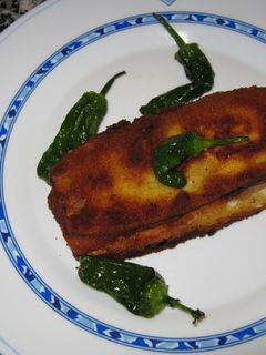 Una foto de Berenjenas con jamón y queso rebozadas