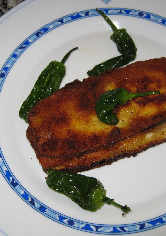Una foto de Berenjenas con jamón y queso rebozadas