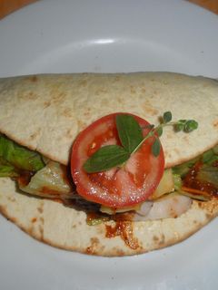 Una foto de Fajitas de jamón y queso con salsa guacamole
