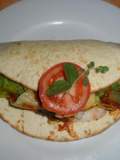 Una foto de Fajitas de jamón y queso con salsa guacamole