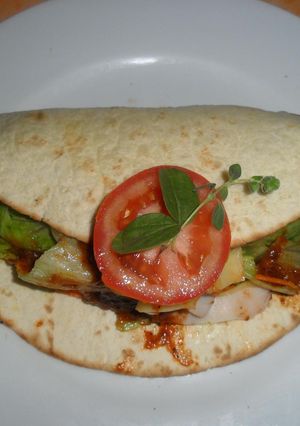 Una foto de Fajitas de jamón y queso con salsa guacamole