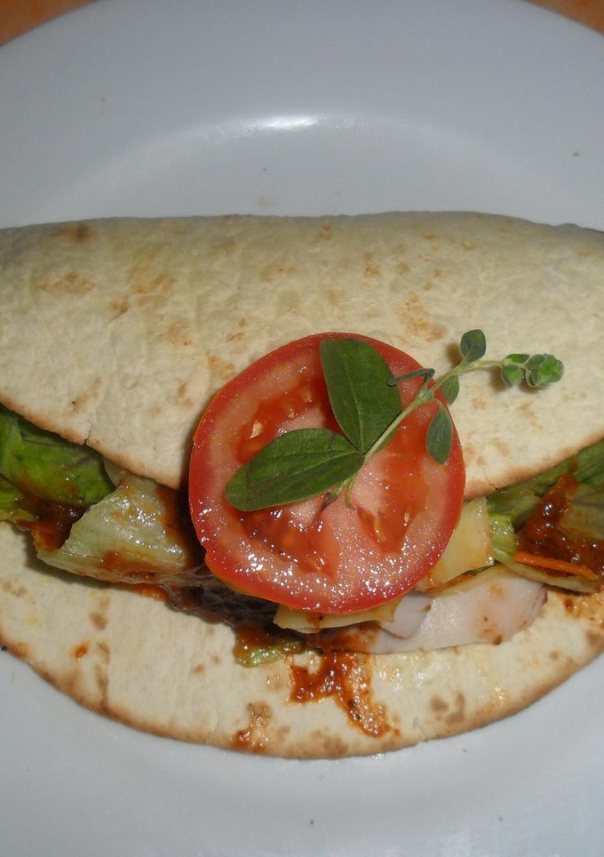 Una foto de Fajitas de jamón y queso con salsa guacamole