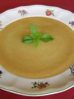 Una foto de Gazpacho amarillo de melón