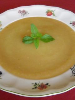 Una foto de Gazpacho amarillo de melón