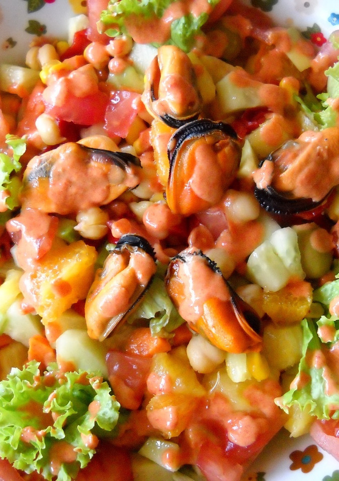 Una foto de Ensalada de garbanzos con salsa de pimientos