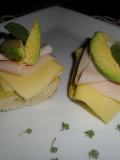Una foto de Tostadas con pavo, queso y puré de paltas