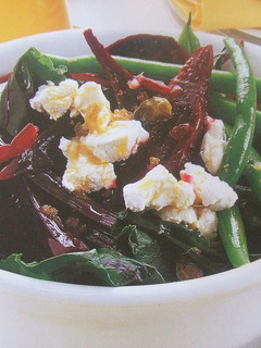 Una foto de Ensalada de remolacha y judías verdes redondas con queso feta y aliño de jarabe de arce