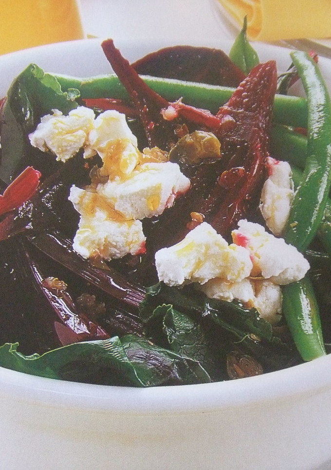 Una foto de Ensalada de remolacha y judías verdes redondas con queso feta y aliño de jarabe de arce