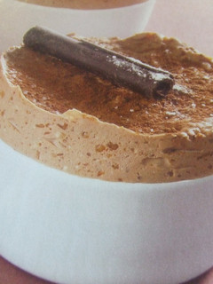 Una foto de Espuma helada de café y chocolate con nueces de macadamia