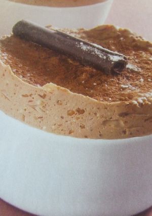 Una foto de Espuma helada de café y chocolate con nueces de macadamia