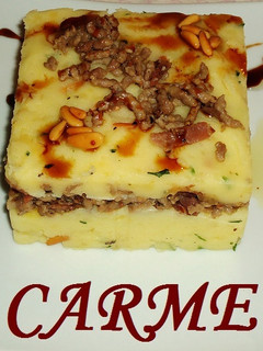 Una foto de Pastel frío de patatas con carne y jamón serrano