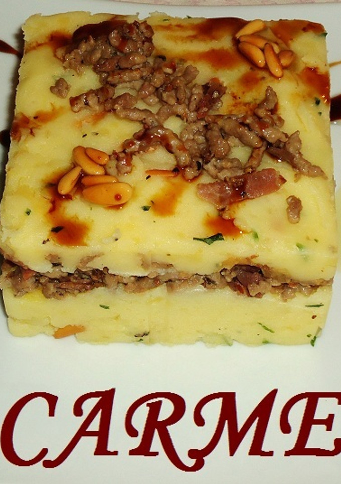 Una foto de Pastel frío de patatas con carne y jamón serrano