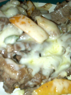 Una foto de Carne con pimientos y queso