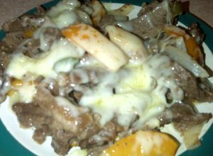 Una foto de Carne con pimientos y queso