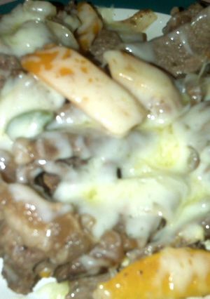 Una foto de Carne con pimientos y queso