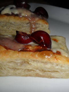 Una foto de Hojaldres con queso azul y cerezas al whisky