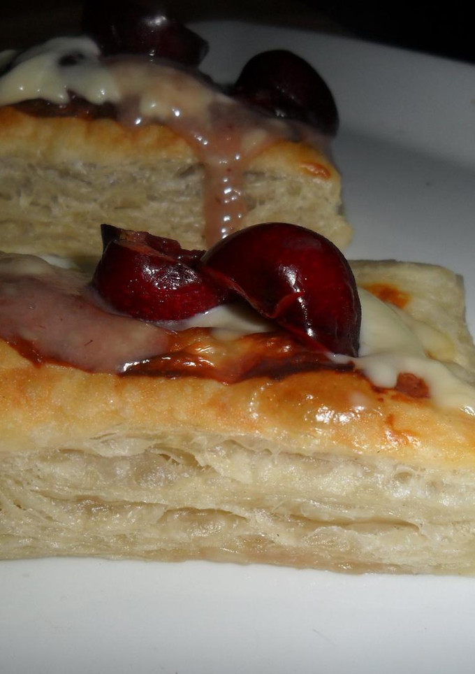 Una foto de Hojaldres con queso azul y cerezas al whisky