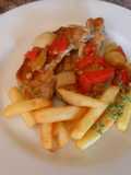 Bistec de lomo de cerdo con verduras y patatas fritas