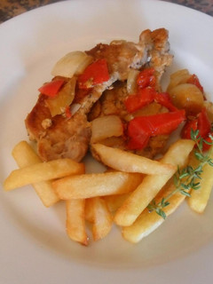 Una foto de Bistec de lomo de cerdo con verduras y patatas fritas