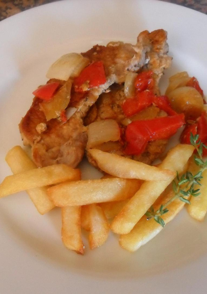 Una foto de Bistec de lomo de cerdo con verduras y patatas fritas
