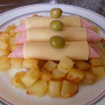 jamón y queso sobre dados de patatas al Receta de Gabriela Cookpad